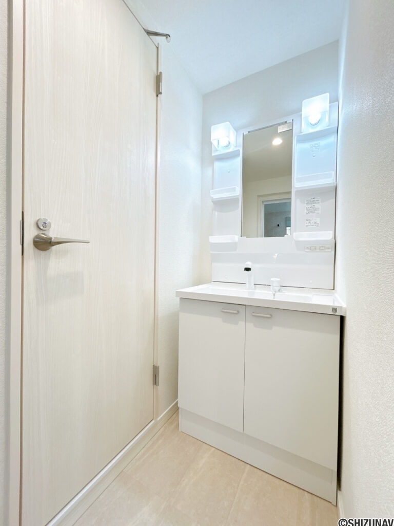 【リフォーム済み/洗面所】洗面化粧台はハウステック製の新品に交換しました。洗面ボウルは底が平らなので、つけ置き洗いなどの家事でも活躍します