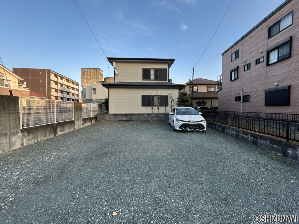 【敷地外駐車場】お家の又隣にある敷地外駐車場の様子です。現在弊社にて2台借りており、こちらは継承可能となります。1台につき月/7000円。