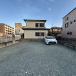 【敷地外駐車場】お家の又隣にある敷地外駐車場の様子です。現在弊社にて2台借りており、こちらは継承可能となります。1台につき月/7000円。