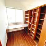 【リフォーム中/2階東側洋室書斎】作り付けのデスク、棚は残し、床はフロアタイル張り、クロス張替え、照明交換を行う予定です。