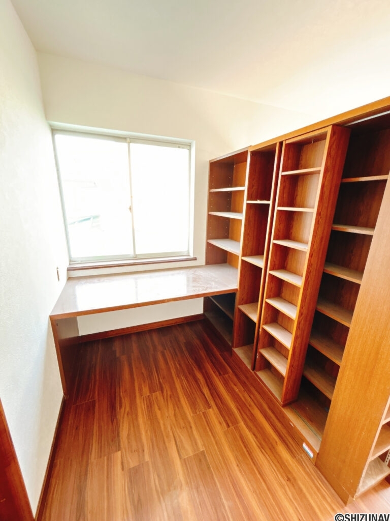 【リフォーム中/2階東側洋室書斎】作り付けのデスク、棚は残し、床はフロアタイル張り、クロス張替え、照明交換を行う予定です。