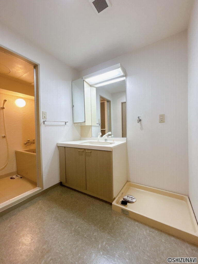 【洗面所】洗面所には洗濯機置き場もございます。