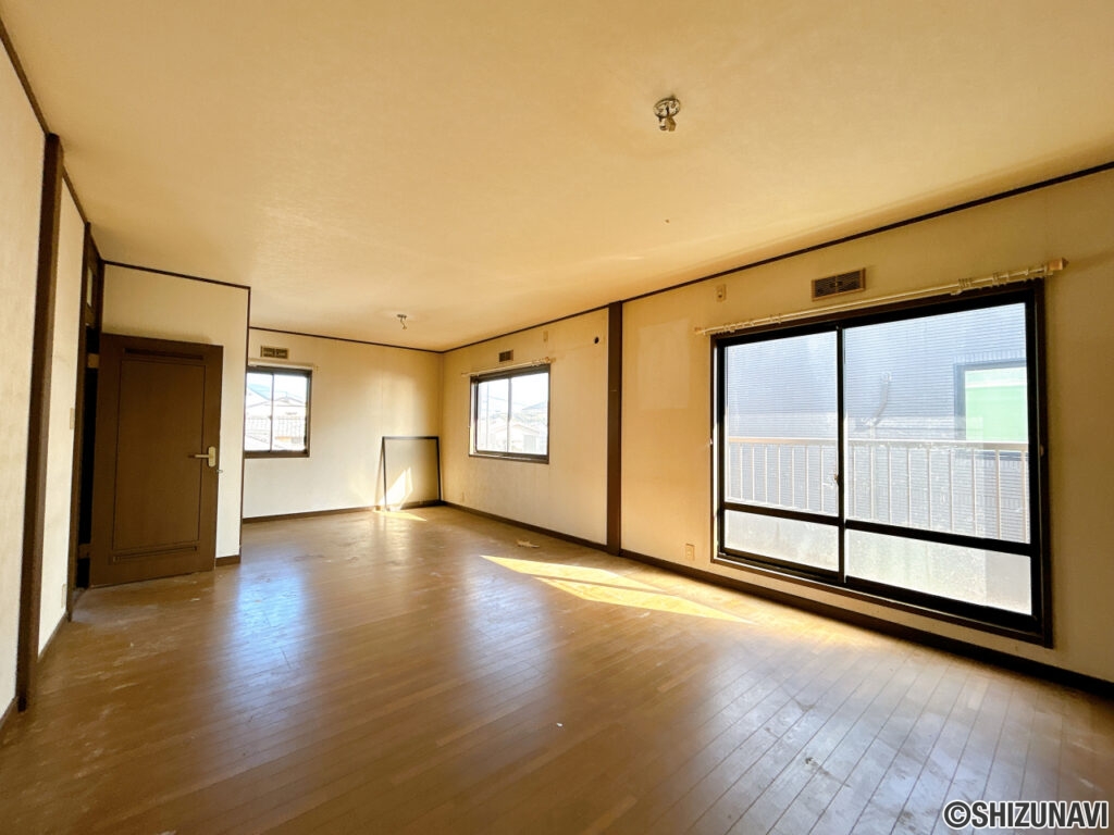 【リフォーム前／2階15帖洋室】2階約15帖の洋室は、フロアタイル上張り、クロス貼替え、照明交換を行います。入り口が２つあるため、将来的に部屋を分割することも可能です。