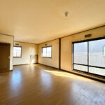 【リフォーム前／2階15帖洋室】2階約15帖の洋室は、フロアタイル上張り、クロス貼替え、照明交換を行います。入り口が２つあるため、将来的に部屋を分割することも可能です。