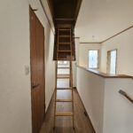 屋根裏に続く階段