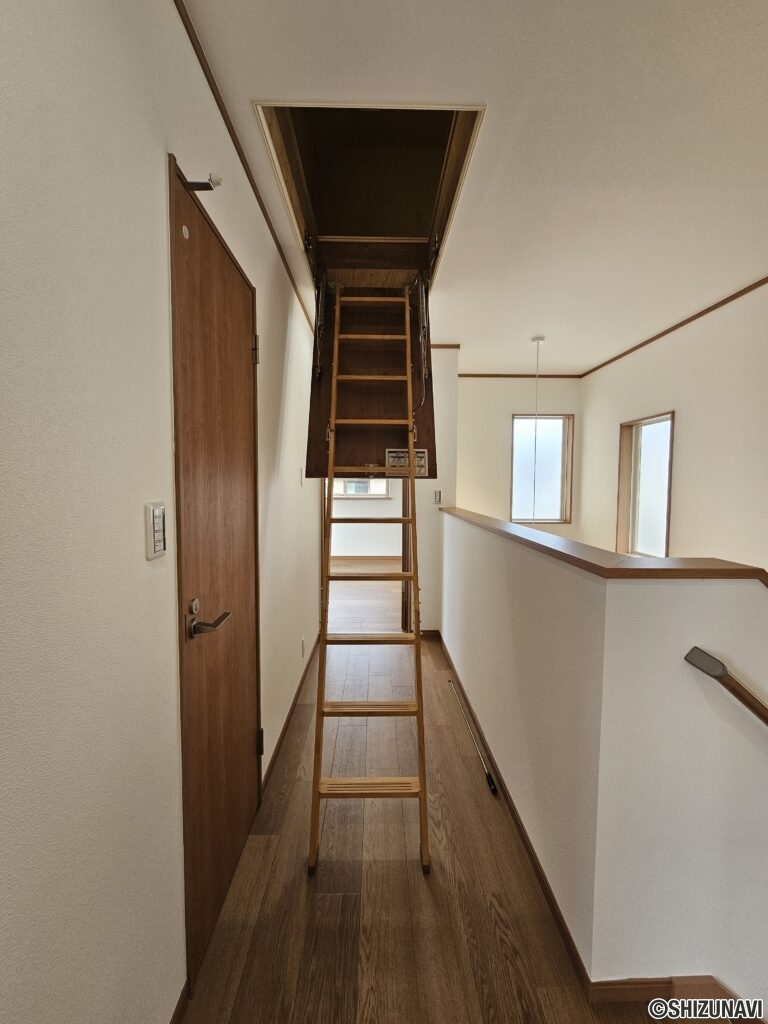 屋根裏に続く階段