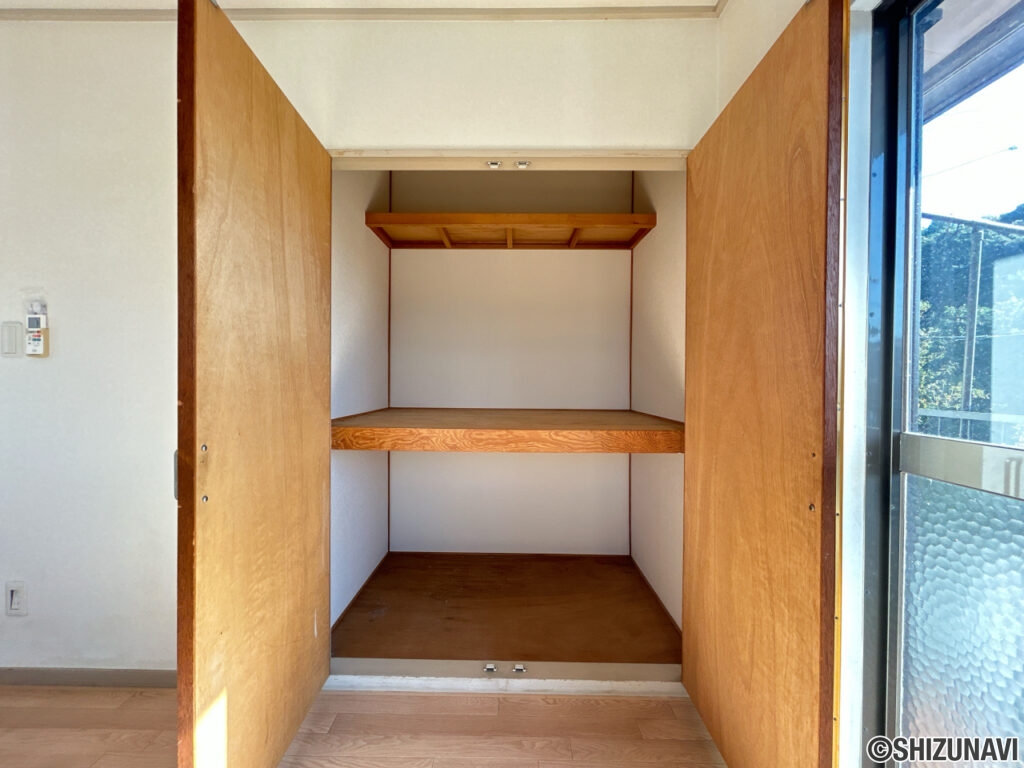 【リフォーム前／2階6帖洋室収納】収納スペースは中のクロスの張り替えを行う予定です。