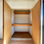 【リフォーム前／2階6帖洋室収納】収納スペースは中のクロスの張り替えを行う予定です。