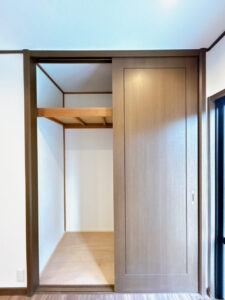 【リフォーム済み/LDK収納】建具のクリーニングを行いました。お子様の遊び道具や掃除用品など、ご使用用途に合わせてご活用ください。