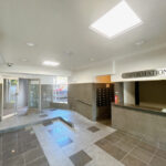 【エントランス】オートロックを開けると、管理人室と郵便受けがございます。