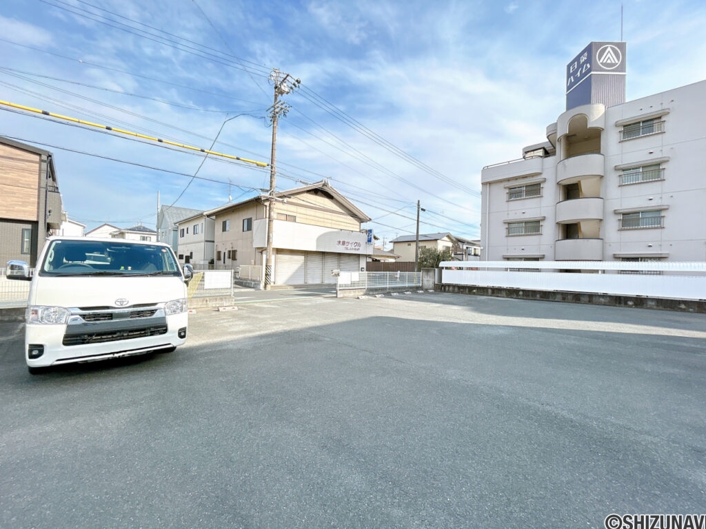 【駐車場】マンションすぐ北側の敷地外駐車場です。月々8187円になります。