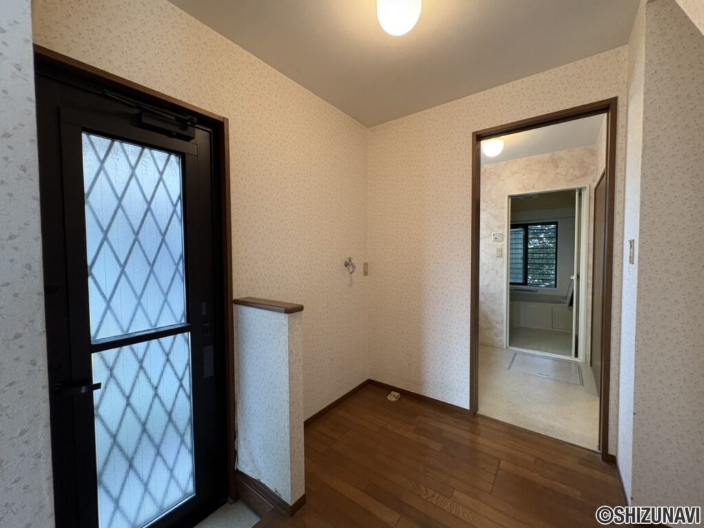 勝手口です。洗濯機はもちろん乾燥機を設置してもスペースに余裕があります。