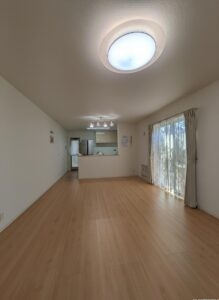 LDK：西側から撮影。家具等を加工で削除してみました。16帖の広い空間です！