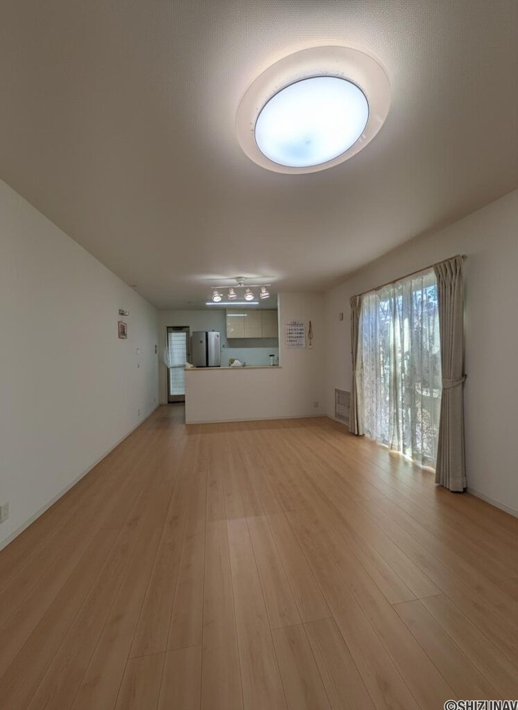 LDK：西側から撮影。家具等を加工で削除してみました。16帖の広い空間です！