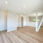 【リフォーム中/リビング】(5/18撮影)フローリング上張り、壁紙張替え、照明器具交換、扉の新品交換を行います。
