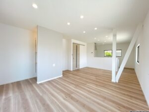 【リフォーム中/リビング】(5/18撮影)フローリング上張り、壁紙張替え、照明器具交換、扉の新品交換を行います。
