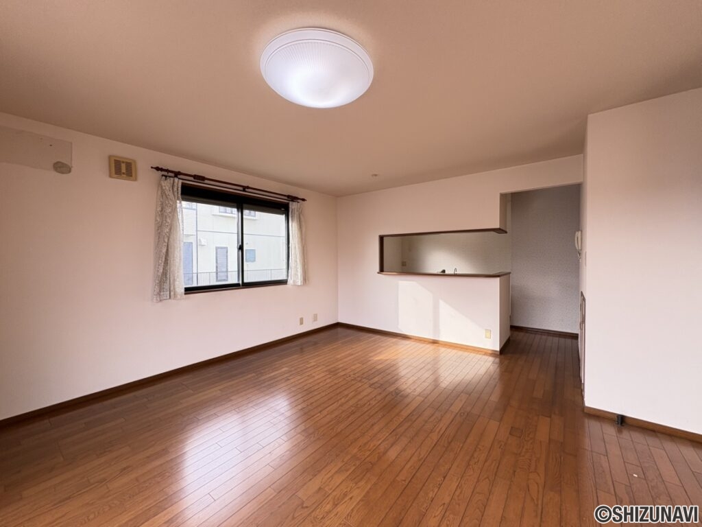 リビング別角度です。リビングも広くキッチンが対面型となっているためお食事のスペースも確保できます。