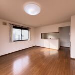 リビング別角度です。リビングも広くキッチンが対面型となっているためお食事のスペースも確保できます。