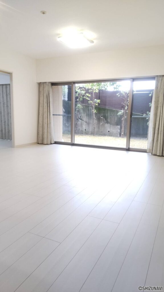 エンブルヒルズ東源台　209号　専用庭付き角部屋の画像