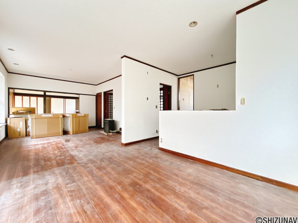 【リフォーム中/リビング別角度】床はフロアタイル張り、クロス張替え、照明交換を行う予定です。