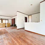 【リフォーム中/リビング別角度】床はフロアタイル張り、クロス張替え、照明交換を行う予定です。