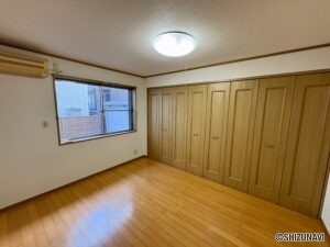 1階洋室です。収納が豊富にあります。