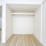 【リフォーム済み/リビング横洋室収納】枕棚とハンガーパイプを設置しました。