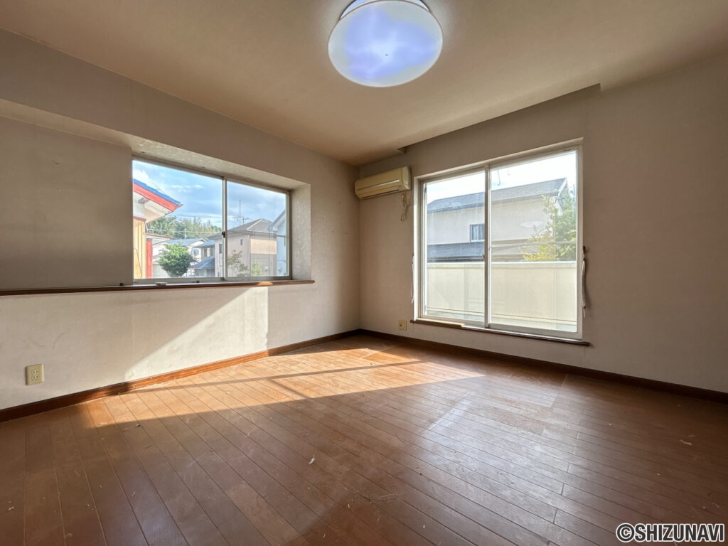 【2階東側洋室】約8帖の洋室です。