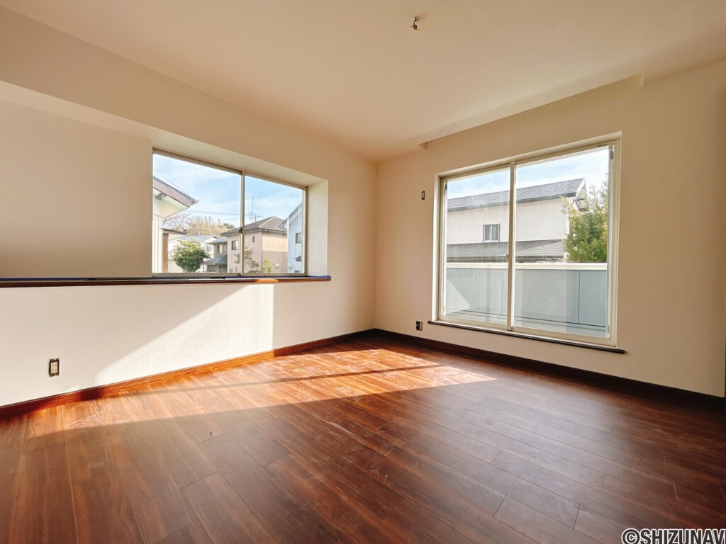 【リフォーム中/2階東側洋室】約8帖の洋室です。床はフロアタイル張り、クロス張替え、照明交換を行う予定です。