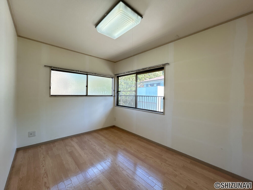 【リフォーム前／2階4帖洋室】2階4帖洋室はクロスの張り替え、照明交換を行う予定です。