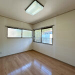 【リフォーム前／2階4帖洋室】2階4帖洋室はクロスの張り替え、照明交換を行う予定です。