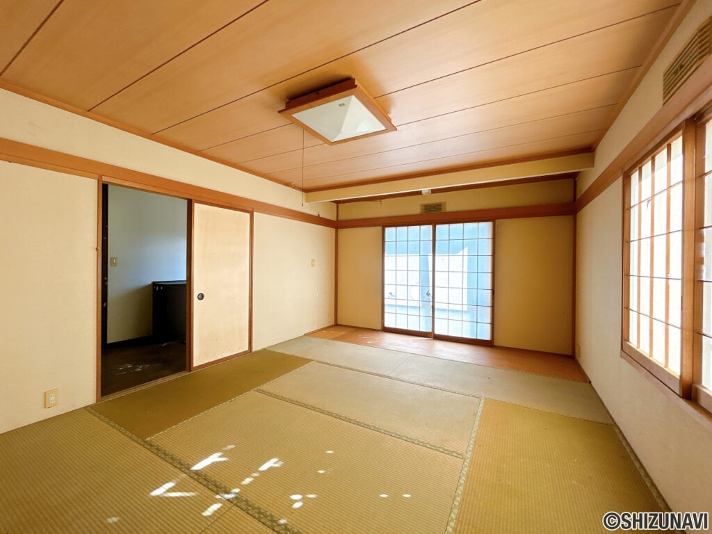 【リフォーム前／1階和室】1階和室は畳の表替えとクロス貼替え、照明交換を行います。