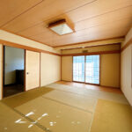 【リフォーム前／1階和室】1階和室は畳の表替えとクロス貼替え、照明交換を行います。