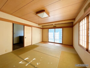 【リフォーム前／1階和室】1階和室は畳の表替えとクロス貼替え、照明交換を行います。