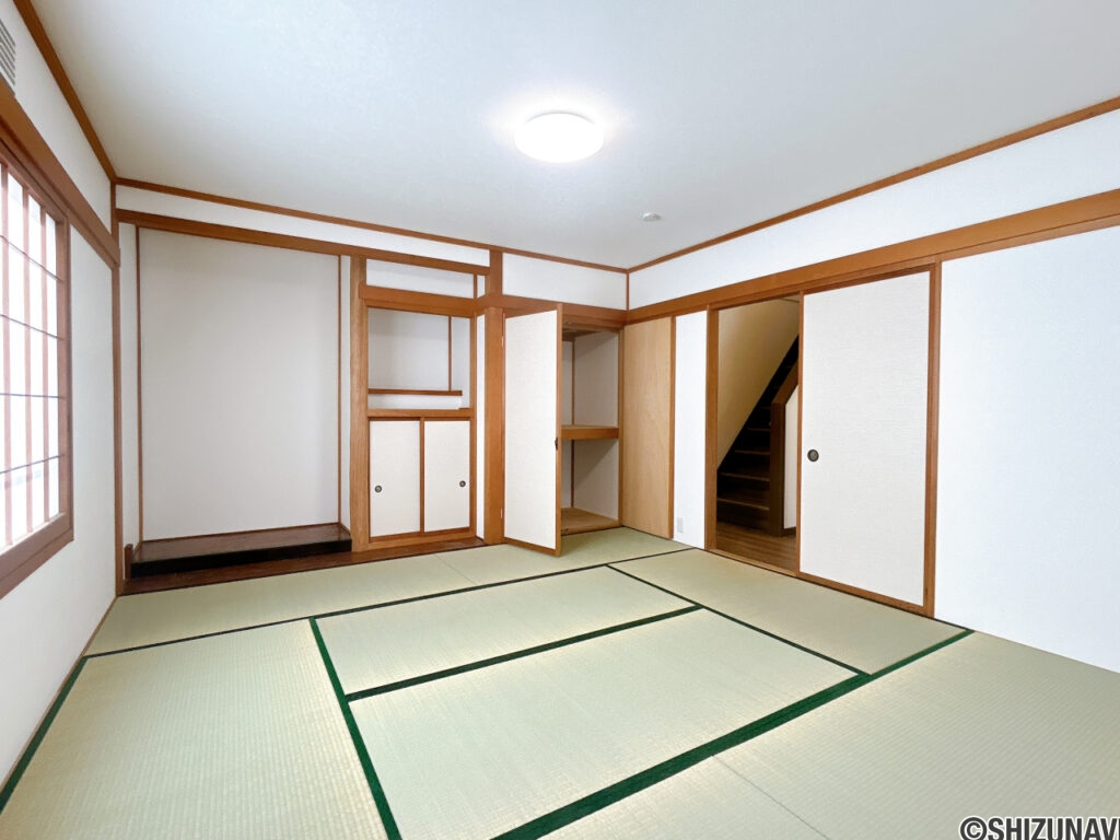 【リフォーム済み／1階和室】1階和室は畳の表替えとクロス貼替え、照明交換を行いました。