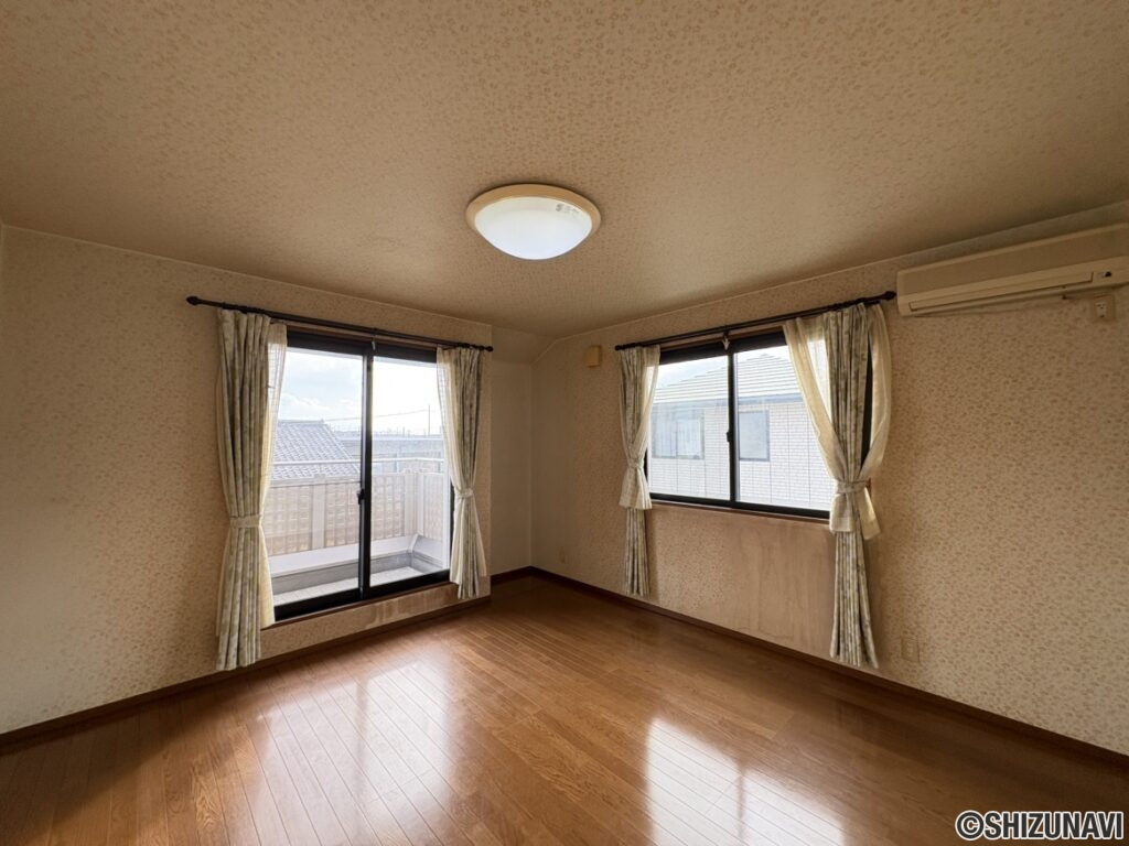二階の主寝室です。南側と西側に窓が付いているので日当たり良好です。また、南側の窓からはバルコニーに出ることができます。