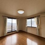 二階の主寝室です。南側と西側に窓が付いているので日当たり良好です。また、南側の窓からはバルコニーに出ることができます。