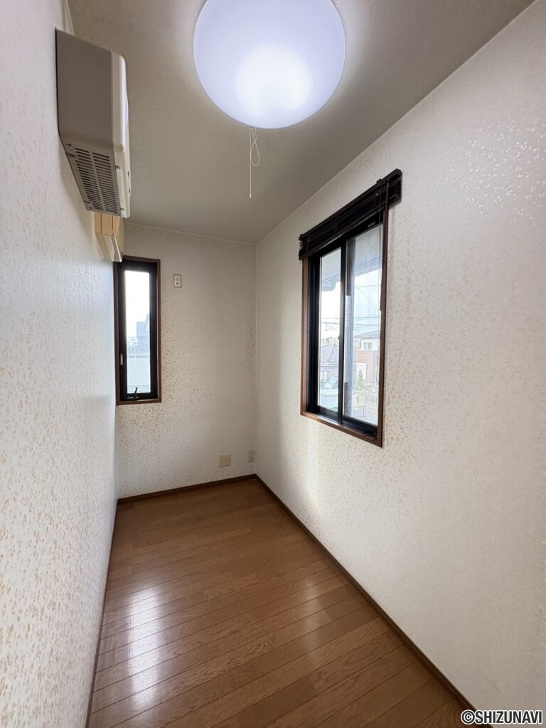 書斎です。主寝室とつながっており、一人の時間を楽しみたい方におすすめです。