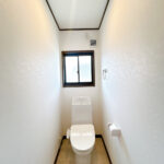 【リフォーム済み/2階トイレ】便器・便座は新品交換いたしました。タオルリング・ペーパーホルダーも合わせて交換いたしました。わざわざ1階まで下りる必要がないので、2階を寝室にしても困りません。