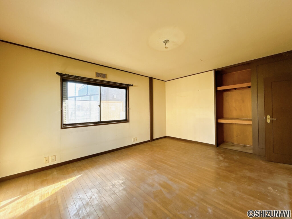 【リフォーム前／1階洋室】LDKから出入りする1階洋室は、フロアタイル上張り、クロス貼替え、照明交換を行います。