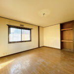 【リフォーム前／1階洋室】LDKから出入りする1階洋室は、フロアタイル上張り、クロス貼替え、照明交換を行います。