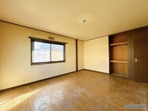 【リフォーム前／1階洋室】LDKから出入りする1階洋室は、フロアタイル上張り、クロス貼替え、照明交換を行います。