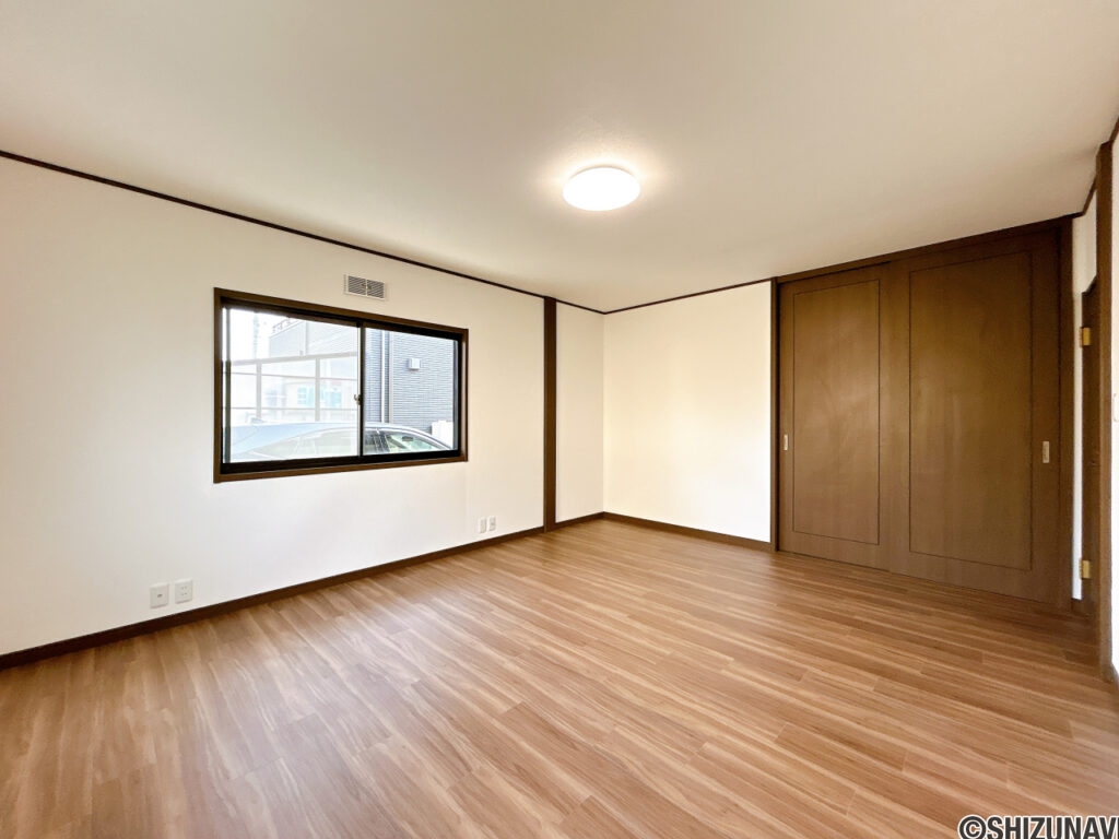 【リフォーム済み／1階洋室】LDKから出入りする1階洋室は、フロアタイル上張り、クロス貼替え、照明交換を行いました。