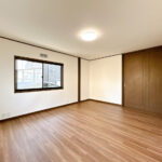 【リフォーム済み／1階洋室】LDKから出入りする1階洋室は、フロアタイル上張り、クロス貼替え、照明交換を行いました。