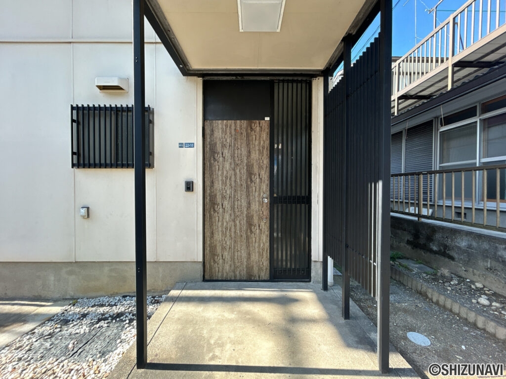 【リフォーム前／玄関】玄関ドアのシート貼り替えを行う予定です。