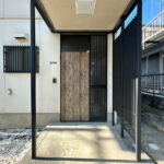 【リフォーム前／玄関】玄関ドアのシート貼り替えを行う予定です。