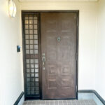 【リフォーム済み／玄関外観】玄関は鍵交換、照明交換、モニターホンの取付を行いました。