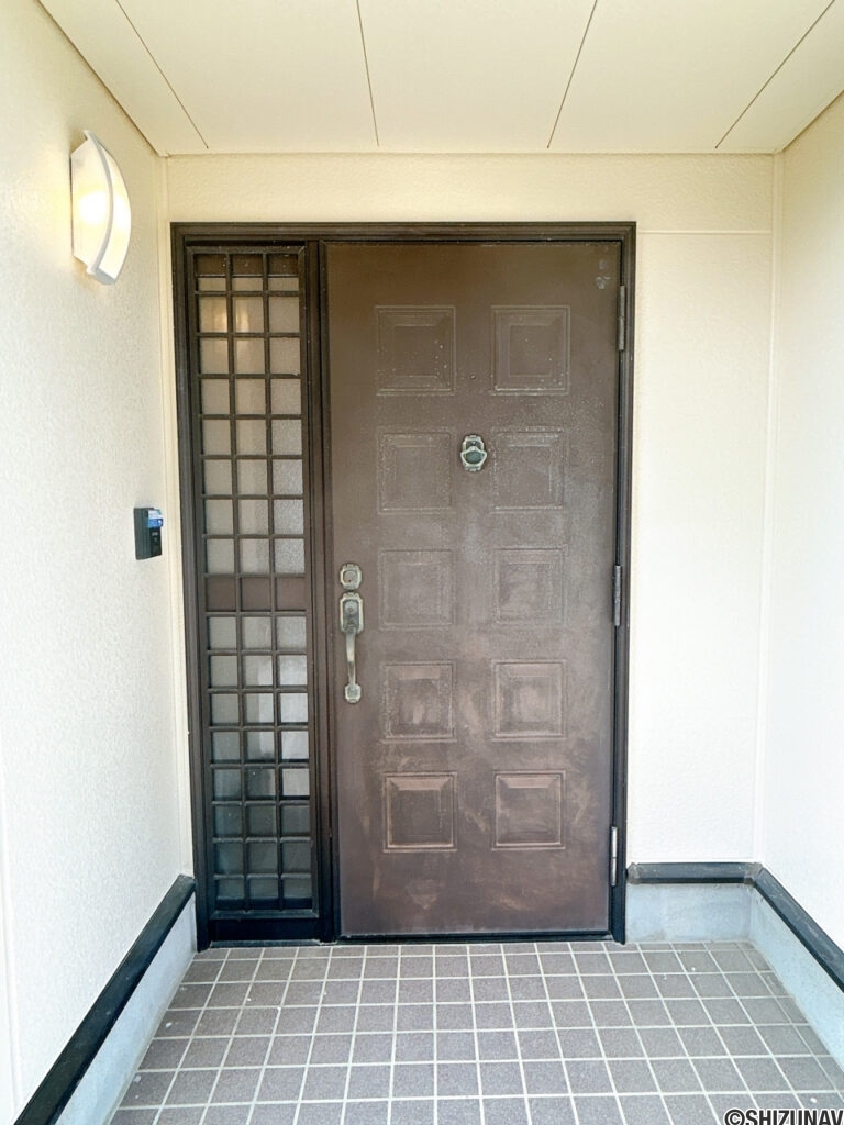 【リフォーム済み／玄関外観】玄関は鍵交換、照明交換、モニターホンの取付を行いました。