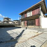 【リフォーム中／駐車場】駐車場はリフォームで勾配是正を行います。お車の出し入れがしやすくなりますね。