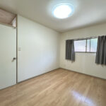 【リフォーム前／2階4.5帖洋室】2階4.5帖洋室はクロスの張り替え、照明交換を行う予定です。